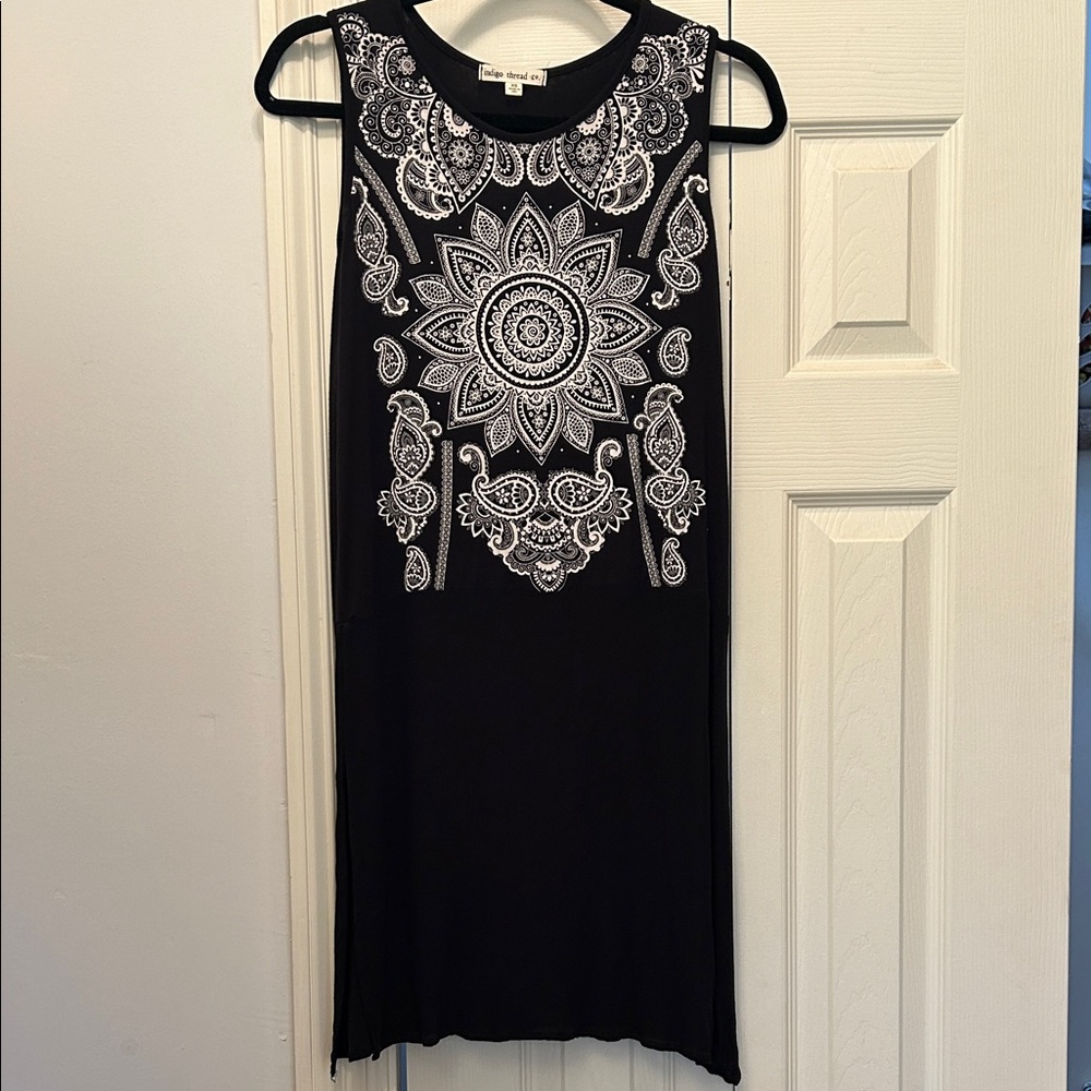 Black and White Sleeveless Tunic Top